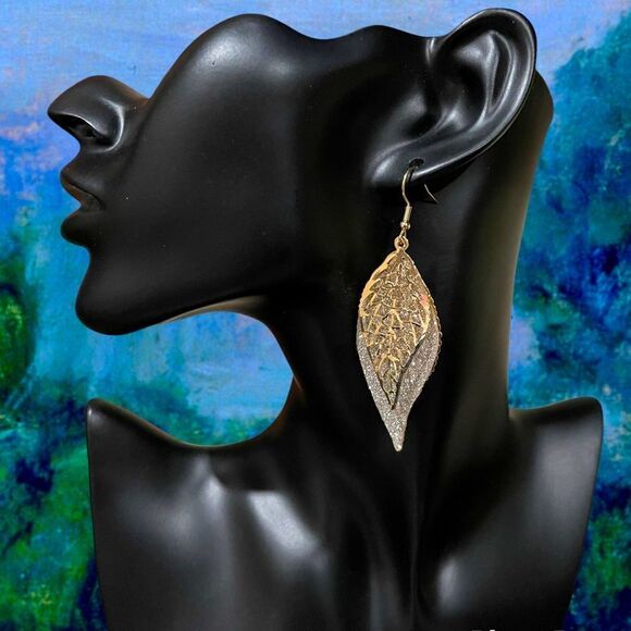 3/$25❗️Boho 2 Tone Leaf Drop Earrings - Picture 1 of 3